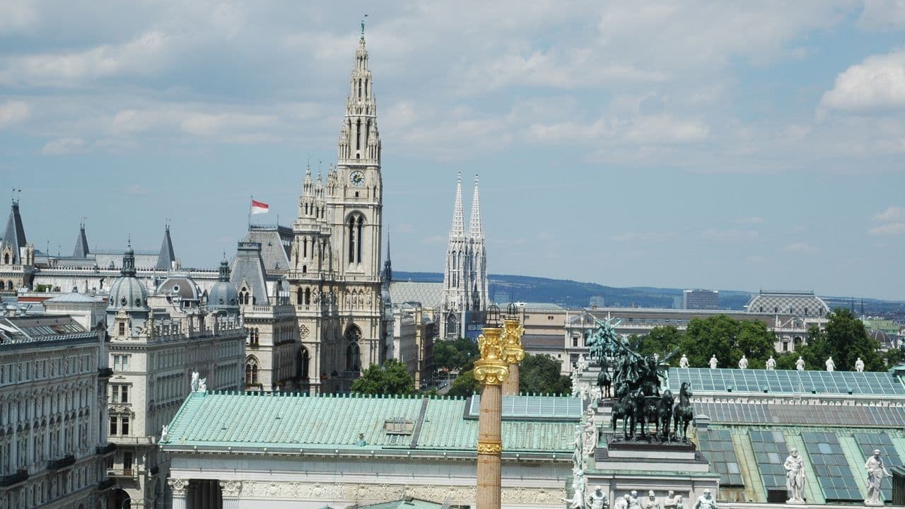 Luftaufnahme von Wien mit Rathaus und Votivkirche