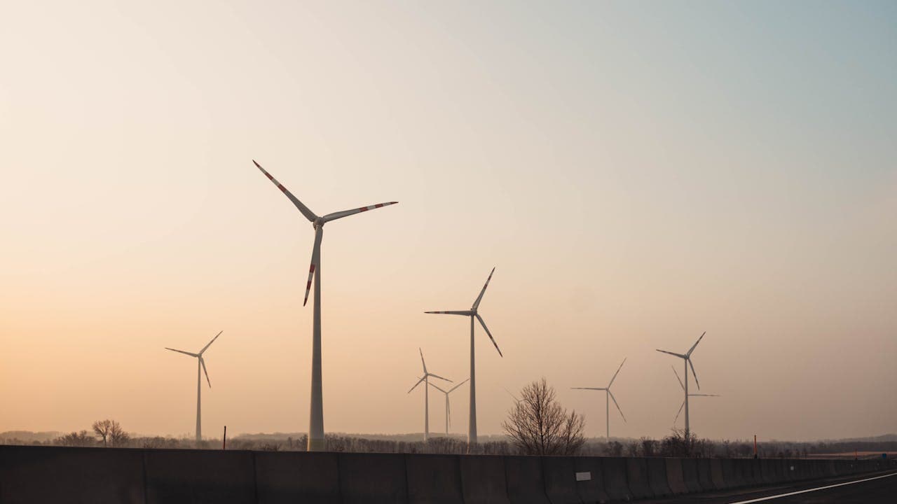 Windräder auf einem Feld, Symbol für Ökostrom