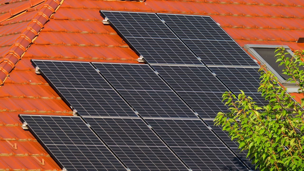 Photovoltaik-Module auf einem Hausdach bei Sonnenschein
