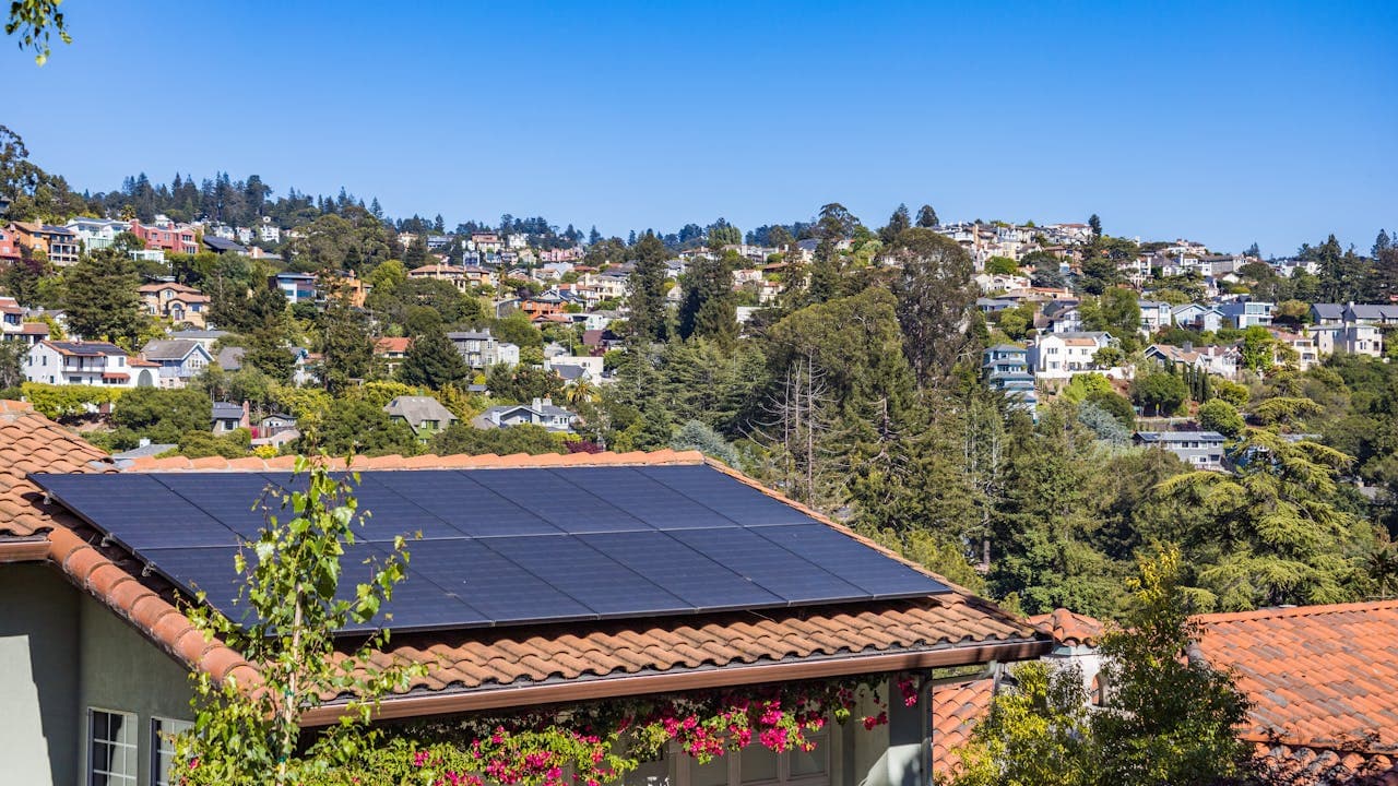 Wohnhaus mit Solaranlage auf dem Dach bei Sonnenschein