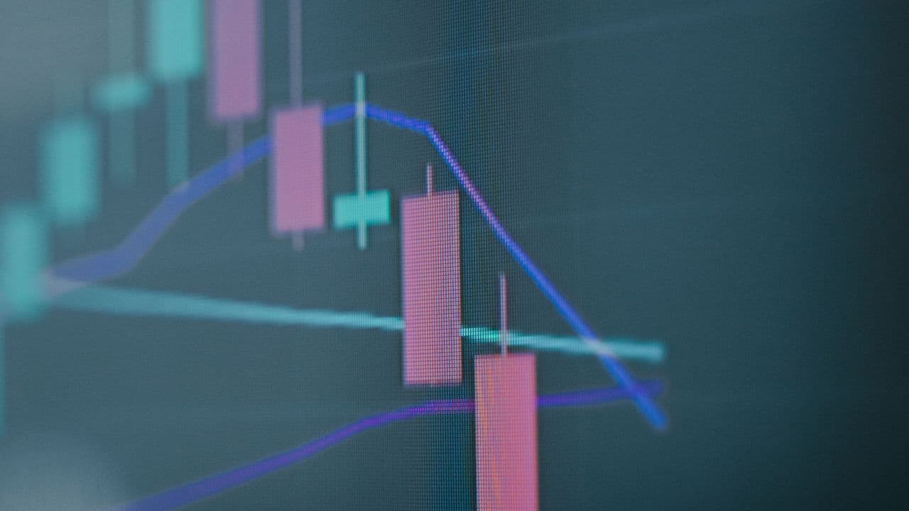 Digitale Börsenkurve auf einem Bildschirm
