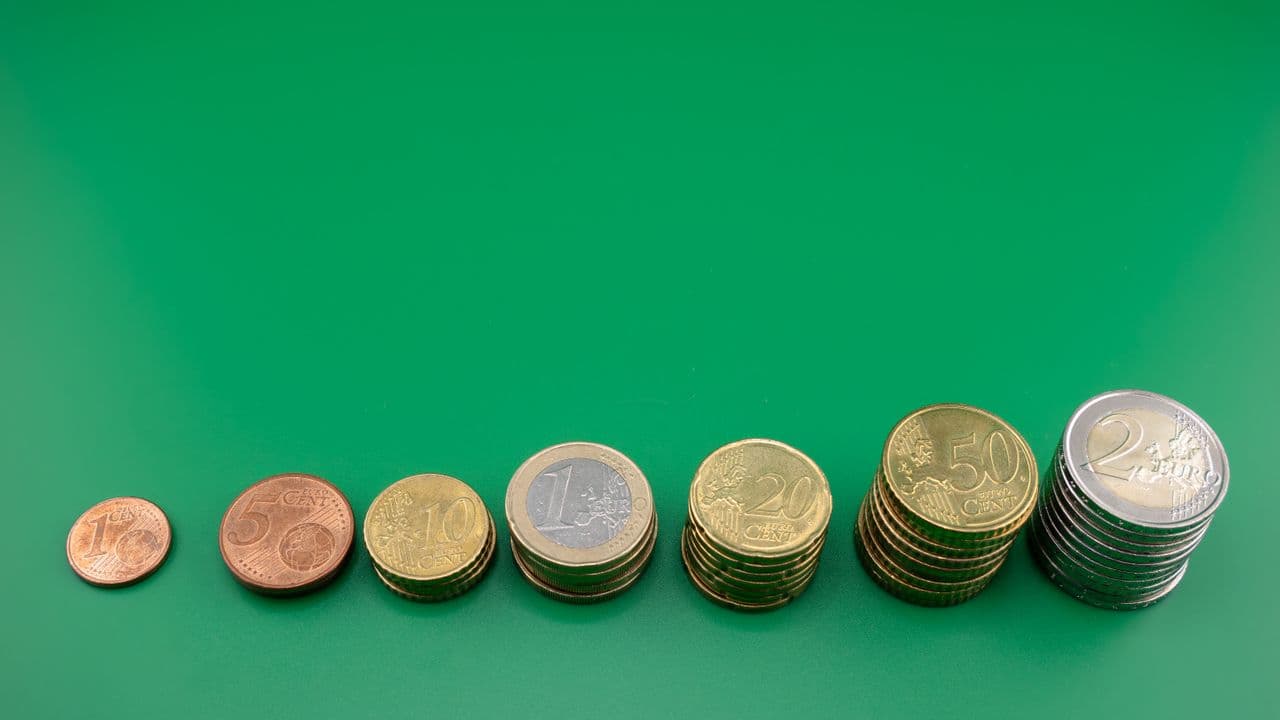 Gestapelte Euro-Münzen in aufsteigender Reihe
