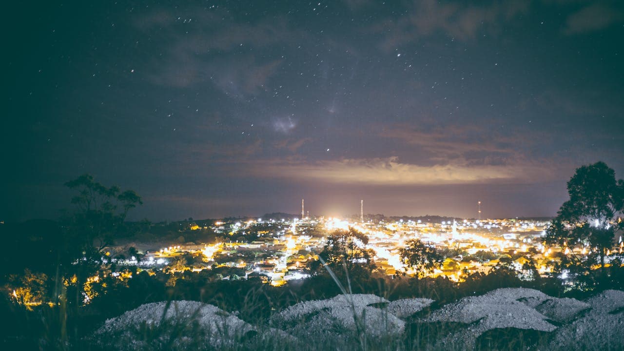 Beleuchtete Stadt bei Nacht, wenn der Stromverbrauch am höchsten ist