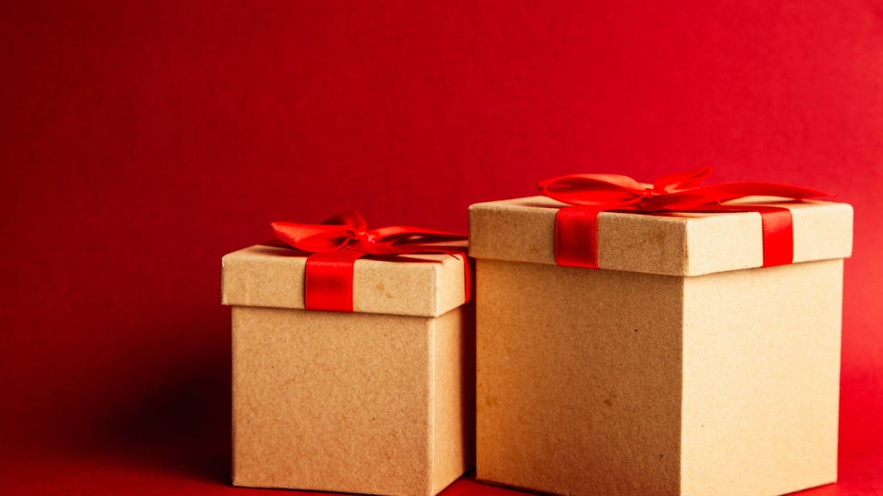 Geschenkboxen mit roten Schleifen