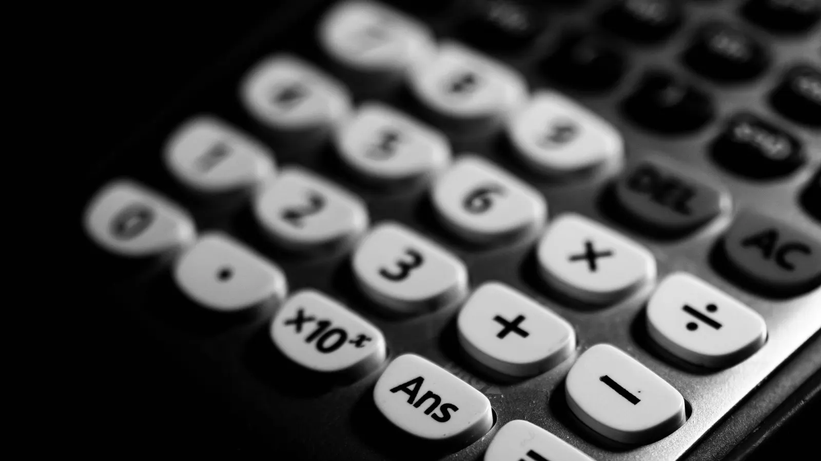 Tastatur eines Taschenrechners in Schwarzweiß, Nahaufnahme